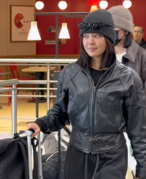 辛芷蕾里面搭配黑色的打底衫
外面套着黑色的短款皮夹克，两件衣服叠穿的效果很出众