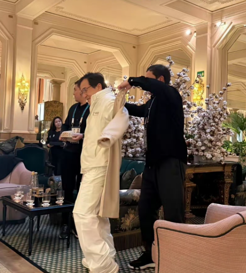 成龙父子俩过得还是潇洒呀
看到这俩一起现身意大利旅游的同框画面，真的太意外了
照