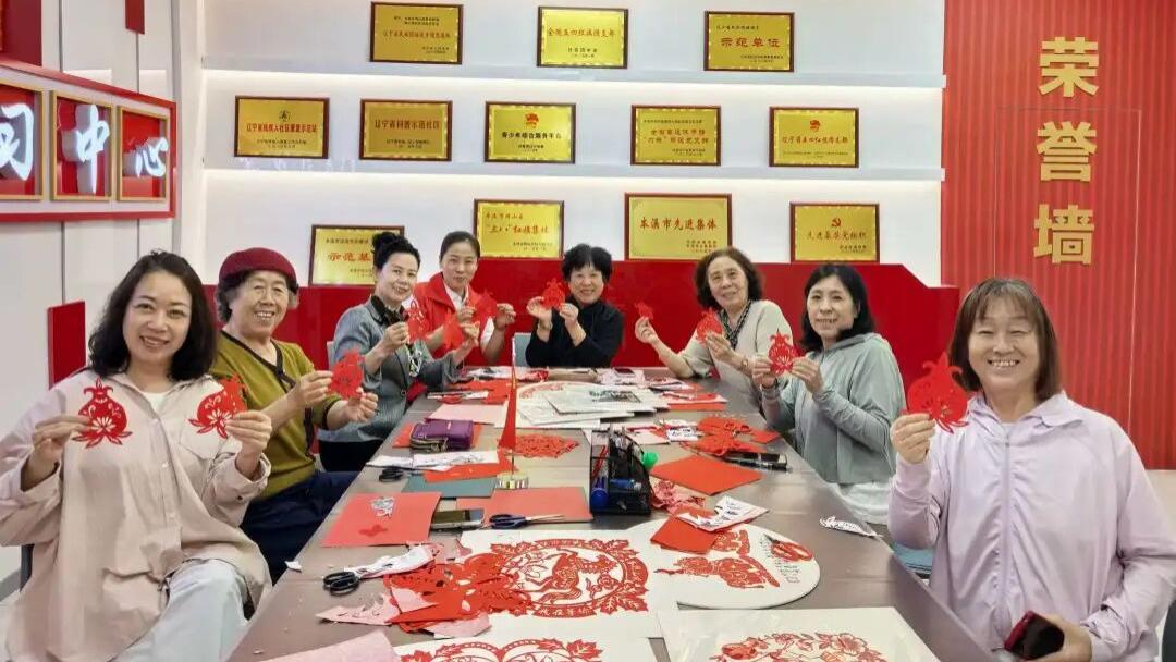 明山区观山悦社区关工委开展巧手剪纸迎盛会同心共筑民族情主题活动