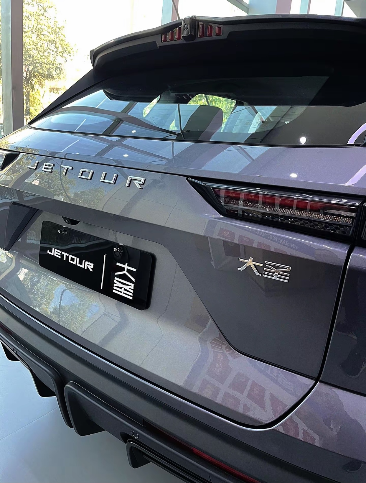 银灰色的捷途大圣，外观尽显机甲运动风范，低调又高级。独特的星雾银车漆自带细腻金属