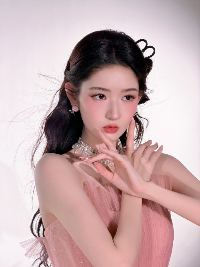 王玉雯的小年粉色小妆造，感觉真的是没谁了，超可以的！