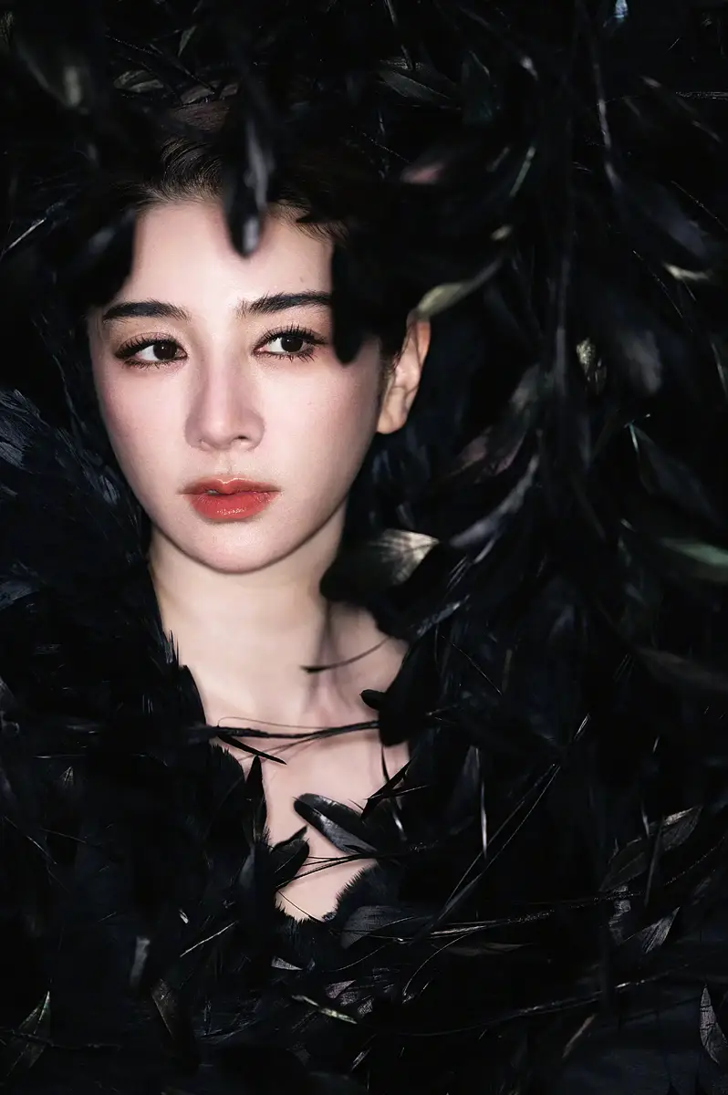 黄奕走秀表情从容淡定 暗黑系风格破碎感拉满