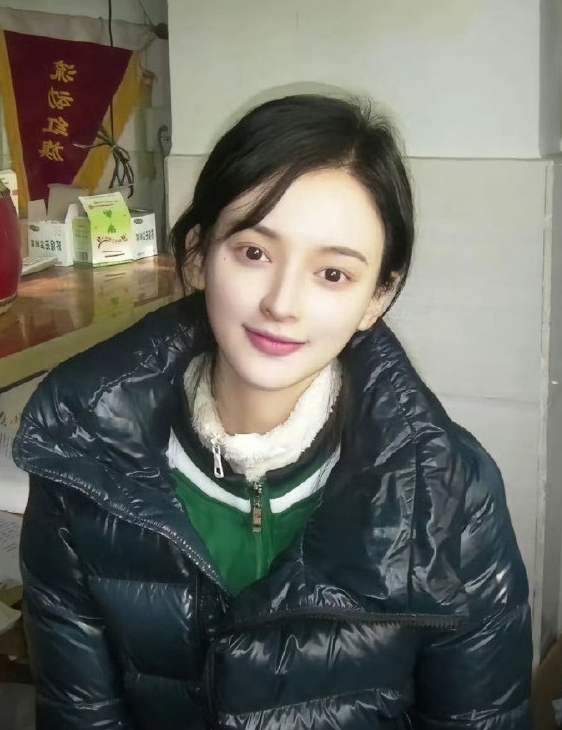 她的经历之所以能引发如此大的关注，不只因为颜值，更因为她的身份和态度。

宸玥是