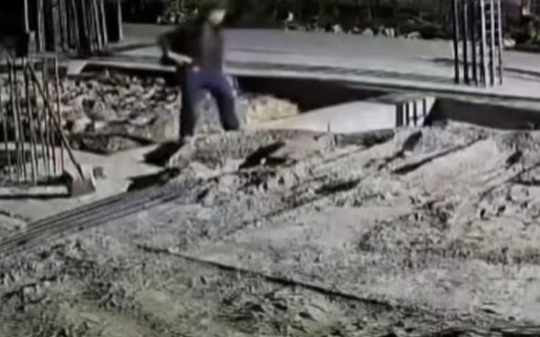 邻居家盖房刚打好地基，老汉半夜偷偷将一袋鸡鸭骨头埋进地基，风水师：太狠了