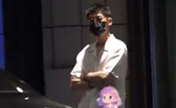 演员张翰，引发了网友的关注。原因是有媒体曝光了多张照片，他深夜和一位美女聚餐，不