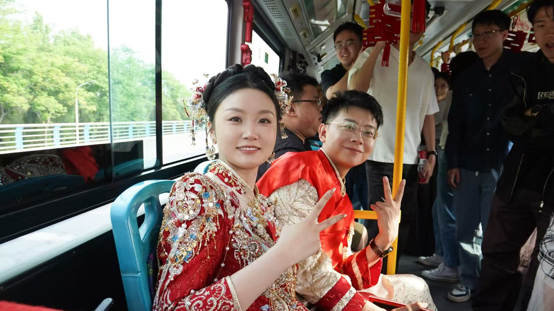 桓台：公交当婚车 简办传新风