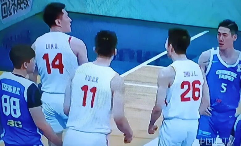 听于嘉解说国家男篮打台北队，让人感觉真累。他不讲球场上的事，尽东扯西拉。不仅谈到