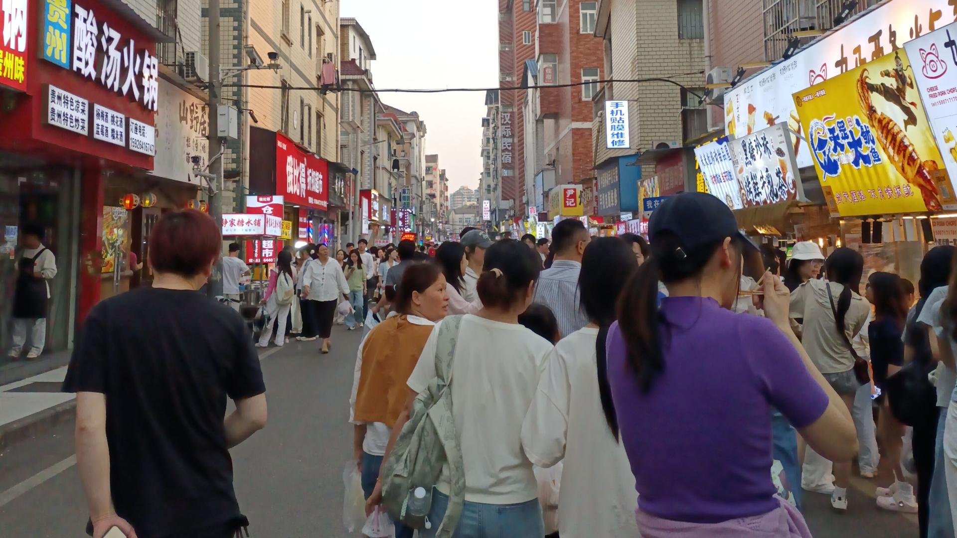 中年失业负债，我带娃在武汉摆地摊之42：好地段才是王炸！