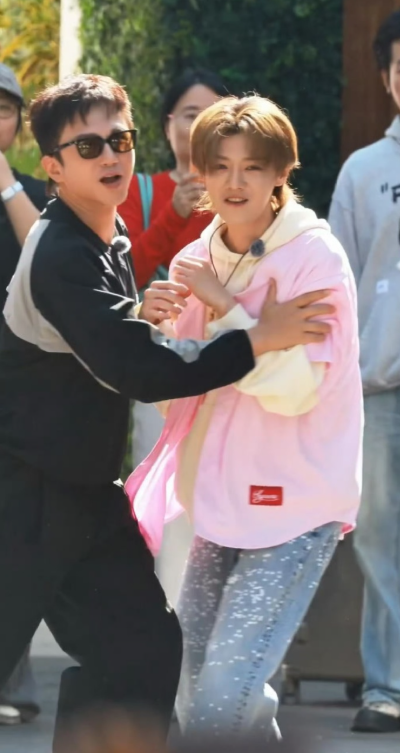 邓超鹿晗五哈录制路透，就这样打打闹闹父慈子孝