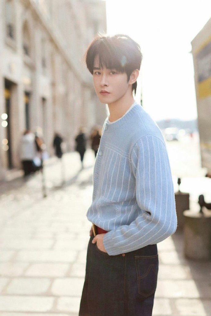 田嘉瑞这偶遇自己的画面也太有意思了！大屏上是精心拍摄的帅照，现实里是随意过马路的