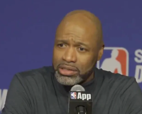 NBA附加赛，魔术主场121-90狂胜黄蜂。
赛后魔术主帅贾马尔-莫斯利接受了记