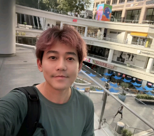 苏醒选择不做国际巨星是对的
苏醒在社交平台晒出了一张自拍照，坐标美国。他发文：“