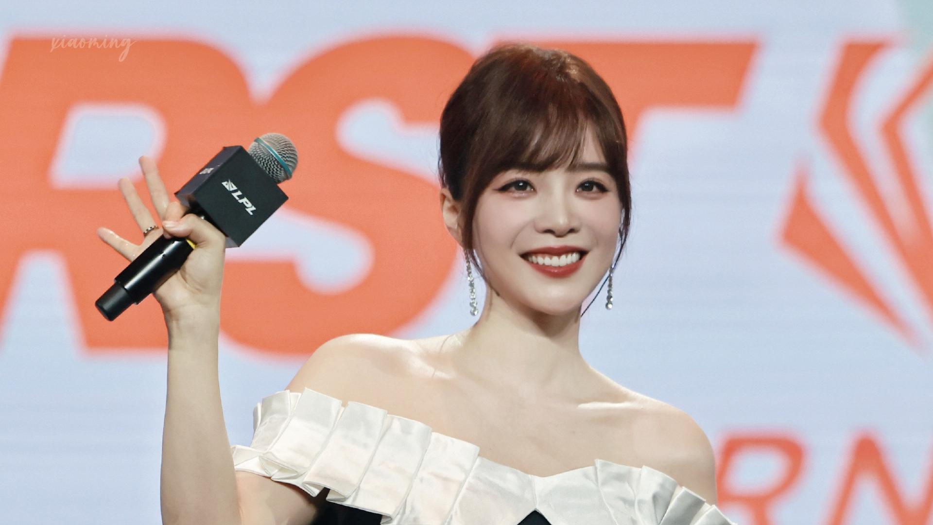 光影落在余霜锁骨那一刻，白皙肌肤成了最温柔的留白