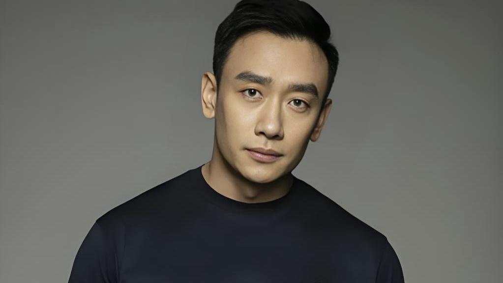 演《蜜语纪》又演《八千里路云和月》，比钟汉良还帅，43岁仍单身