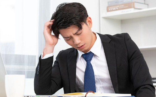 我刚拒绝给槐安县副局长的亲戚开绿灯，就被实名举报受贿5万，转账记录都摆在纪检组桌上