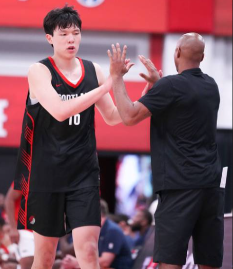 杨瀚森常规赛打马刺发挥挺好的，怎么就季后赛不能上场了？
篮下护框非常优秀，几分钟