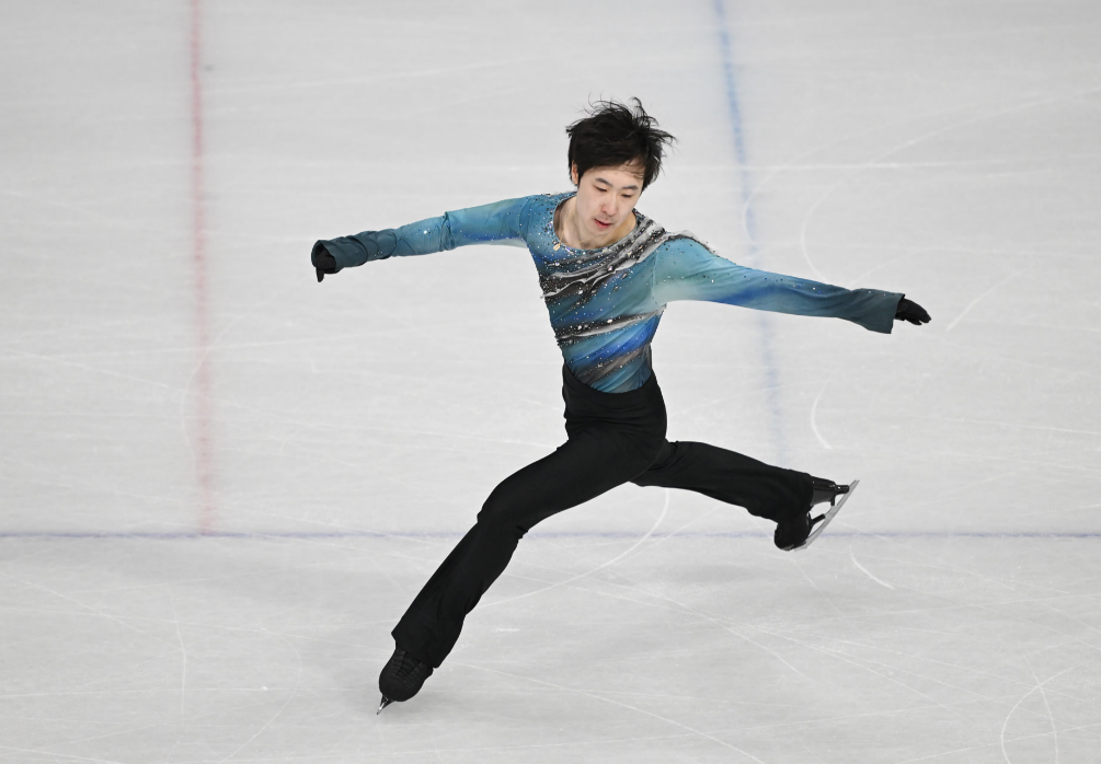 鞋带断了，也要笑着跳完！这一幕，看哭了多少人😭

---

就在昨晚的米兰冰场