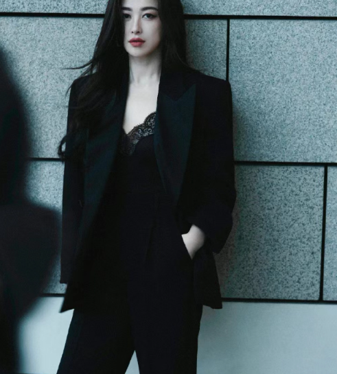 真的是统一了中外审美，不管是国内还是国外都吃她的颜这种风情与风骨并存的感觉