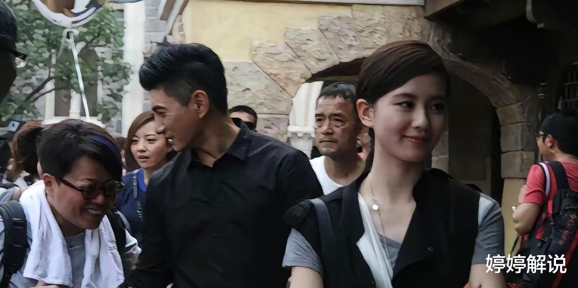 刘诗诗迪士尼生图曝光，穿搭简约气质出众，夫妻同框氛围感拉满