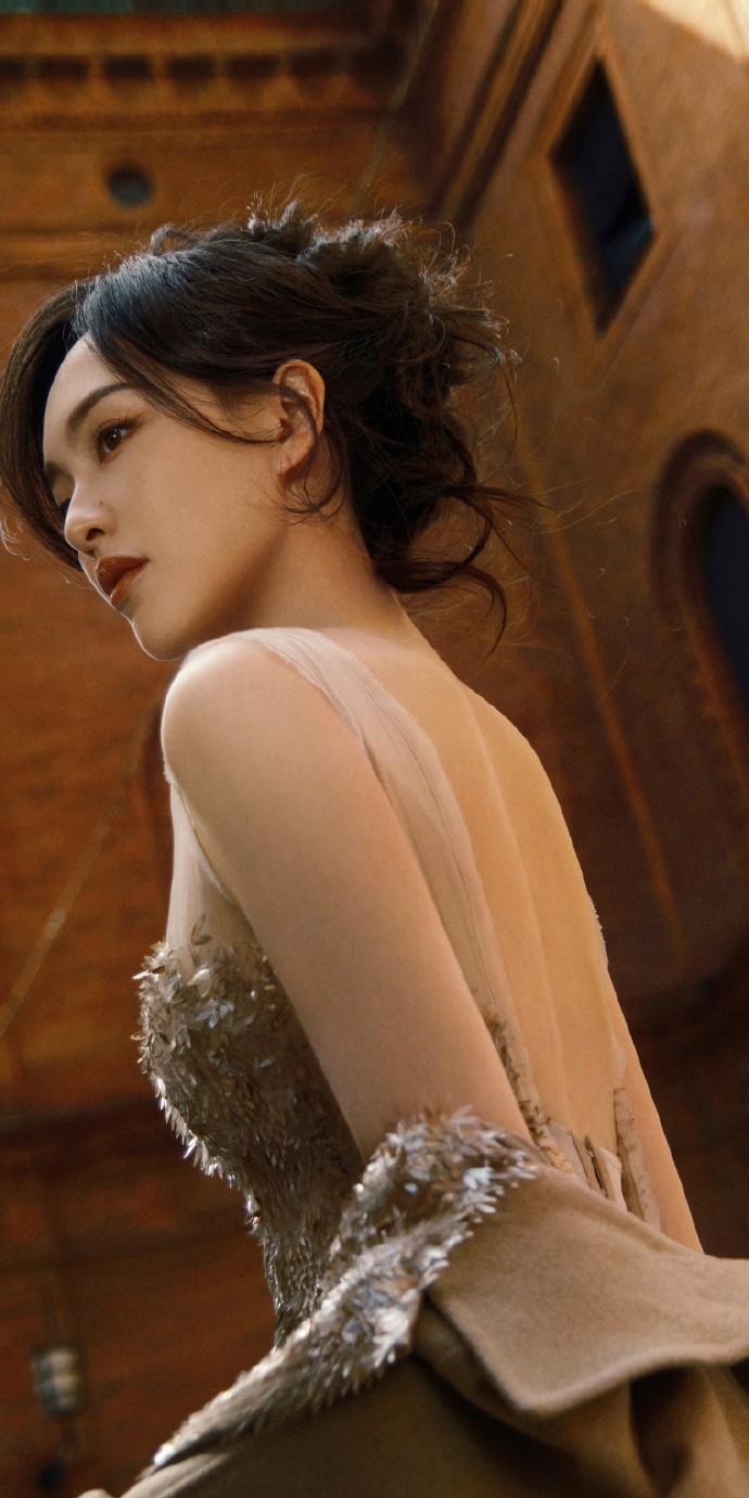 唐嫣壁纸金色长裙街角的浪漫