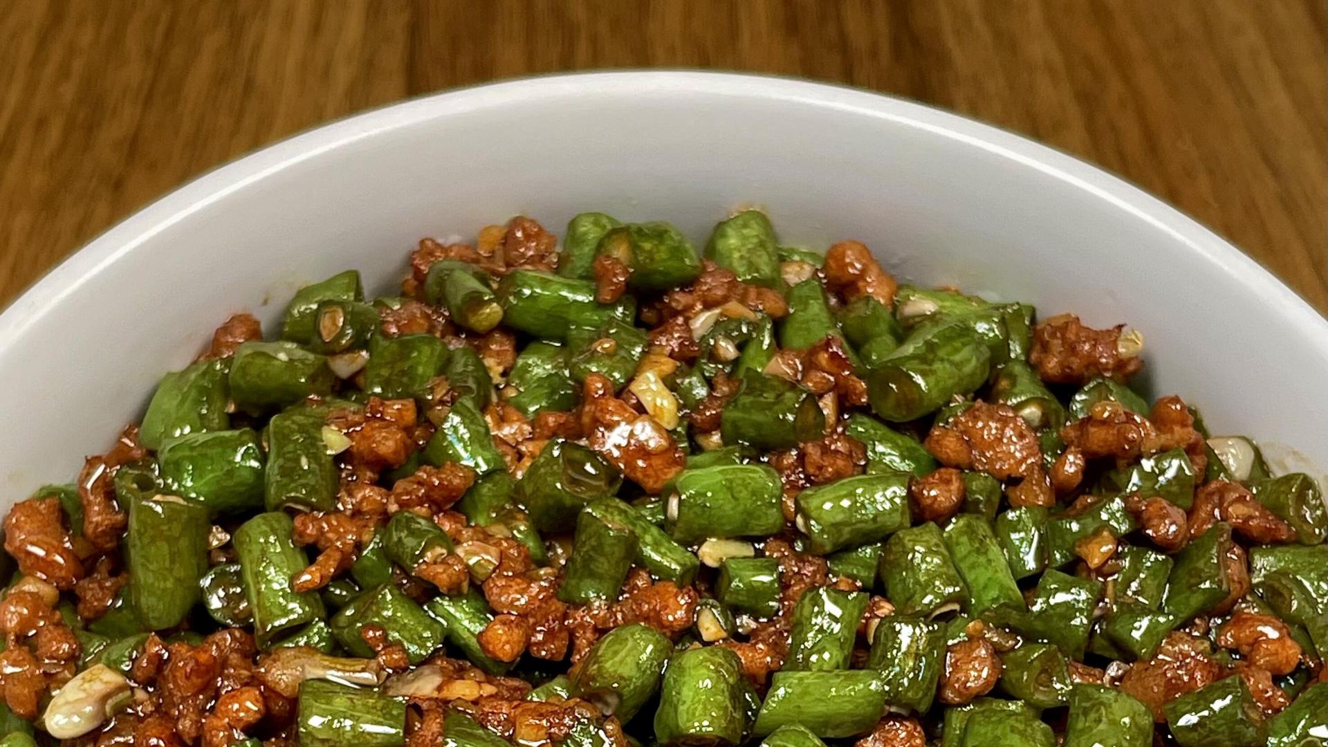 一勺酱汁里的家常滋味，这道肉末豆角你敢说不想试试？