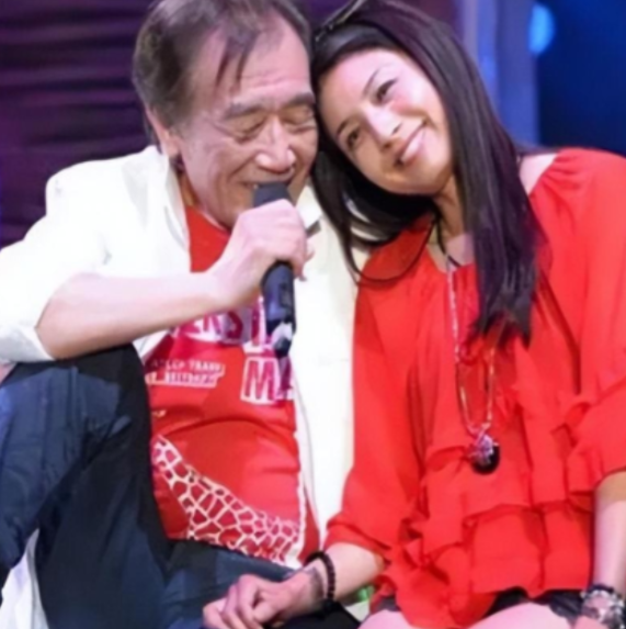 张帝试着多陪女儿笨拙地弥补父爱
张馨茹则用行动说话，把他的生活打理得井井有条
日