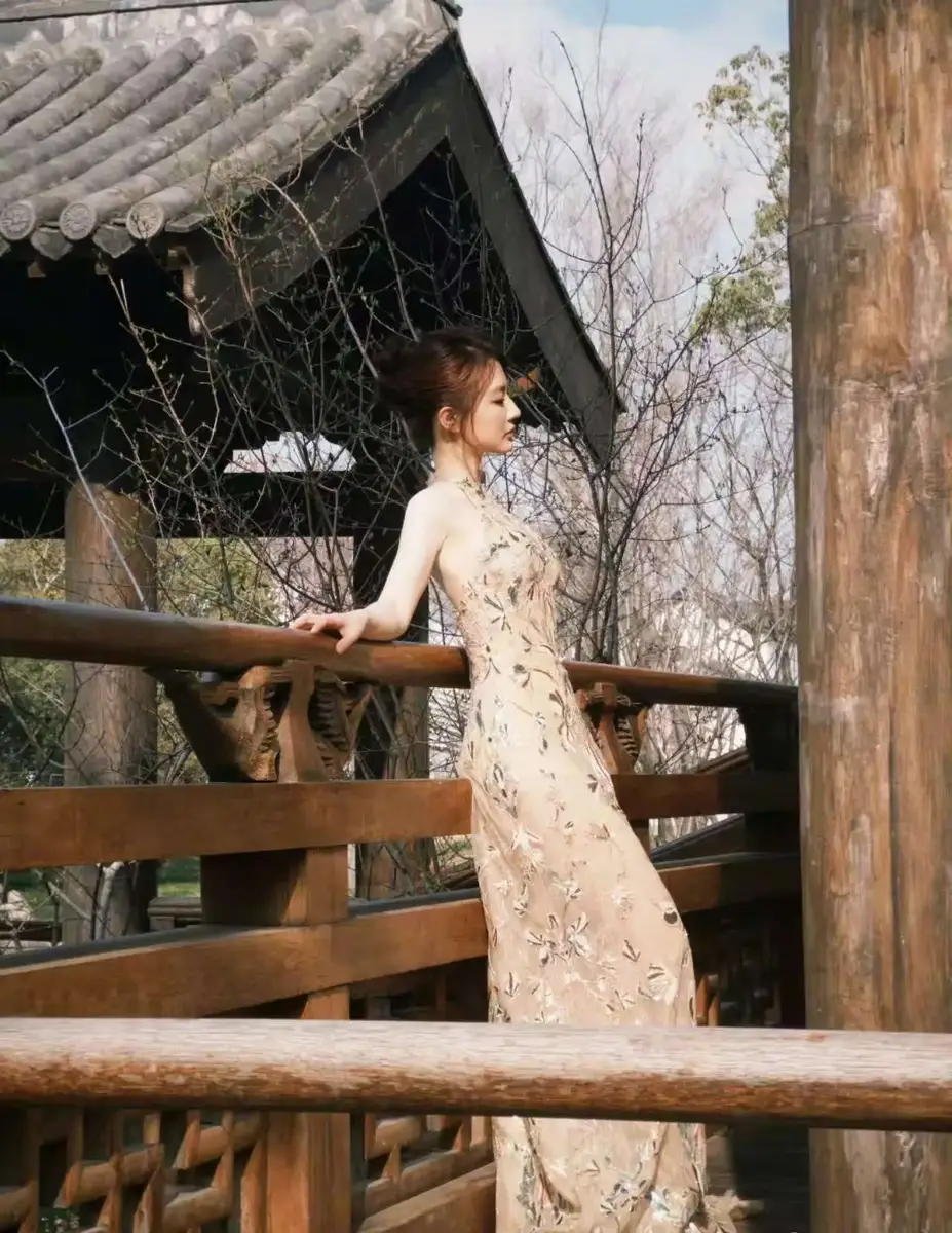 徐璐穿挂脖刺绣裙露精致美背 水乡漫步温婉又雅致