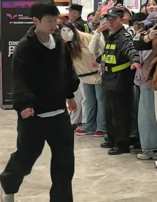 孙颖莎也是时尚起来了
我怎么看着莎姐这一身服饰跟头哥的类似啊？是同款吗
尤其是裤