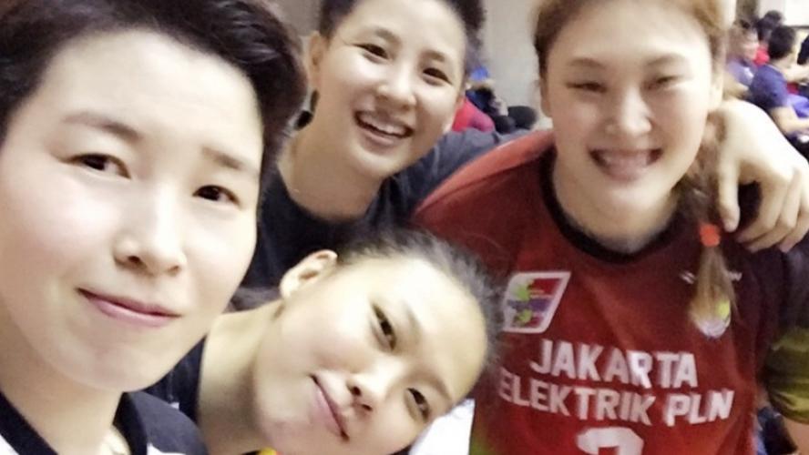 罕见的中国女排4位姑娘的私下合影：王一梅笑容灿烂，张磊很帅气