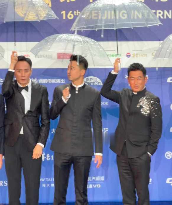 为什么刘烨每次都那么滑稽
到了他那儿画风就变了，一个严肃认真的剧组掺合进一个二愣