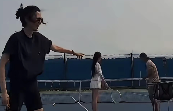 马筱梅产后状态杀疯了
打球潇洒不用带娃，有钱的人生真的开了挂
谁看了马筱梅的最新