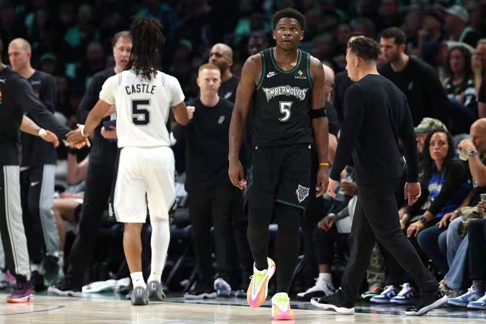 比赛未结束就向对手致敬，爱德华兹做法惹热议，NBA众名宿表示不解