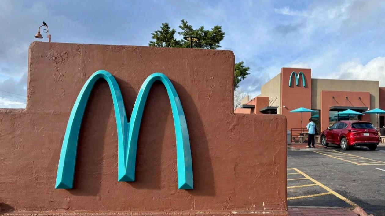 世界上唯一一家蓝色麦当劳！你知道在哪吗？