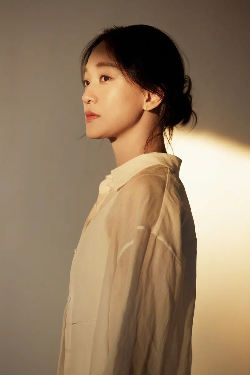 51岁周迅沐浴春日暖阳状态佳！穿白色素衫气质温柔知性