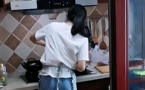 我1人做10口人年夜饭，小姑子却让我去厨房吃，公公直接一巴掌过去