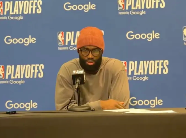 NBA季后赛，赛后杰伦-布朗接受了记者采访：“在比赛末节的关键时刻，我完全信任杰