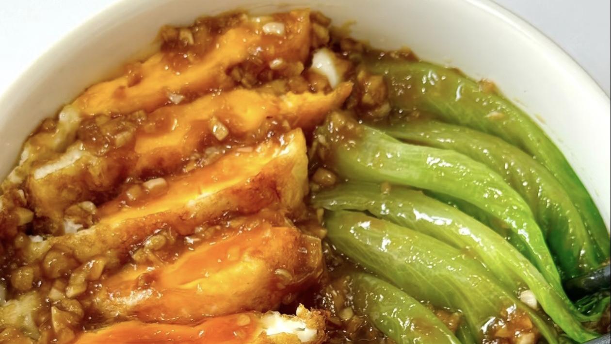 减脂期也能狂炫！酱汁生菜荷包蛋，好吃到舔盘的家常快手菜