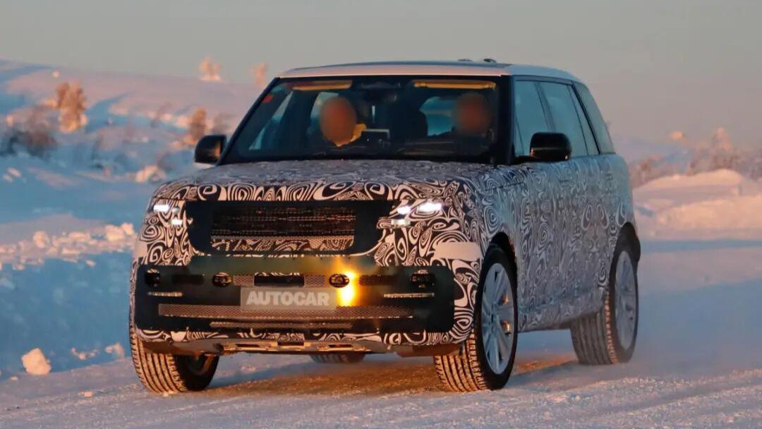 改款路虎揽胜有新的谍照了，预计将先于纯电版揽胜推出前发布