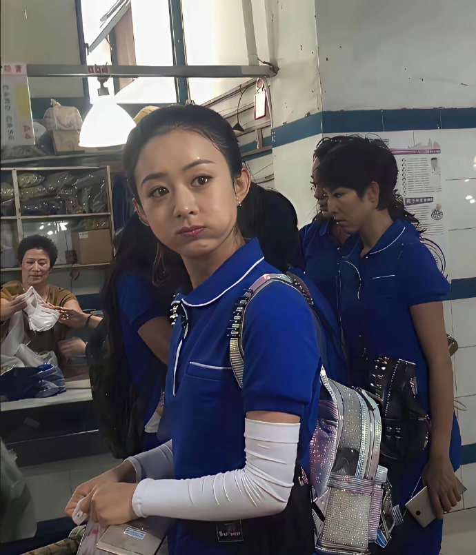 赵丽颖早期的照片，看起来也不觉得有多土啊也很漂亮，只是那时候年龄不大，显得很稚嫩