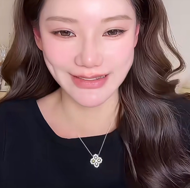 然后霖霖和她说了晚安
还抱了一下她，就睡觉去了。
马筱梅重新回到了，开心的和网友