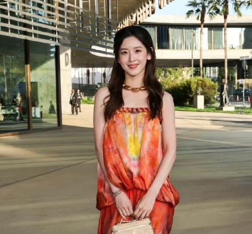 懂啊！外媒直出的生图也太能打了🥹
橙调扎染长裙像把加州日落穿在了身上，搭配金色