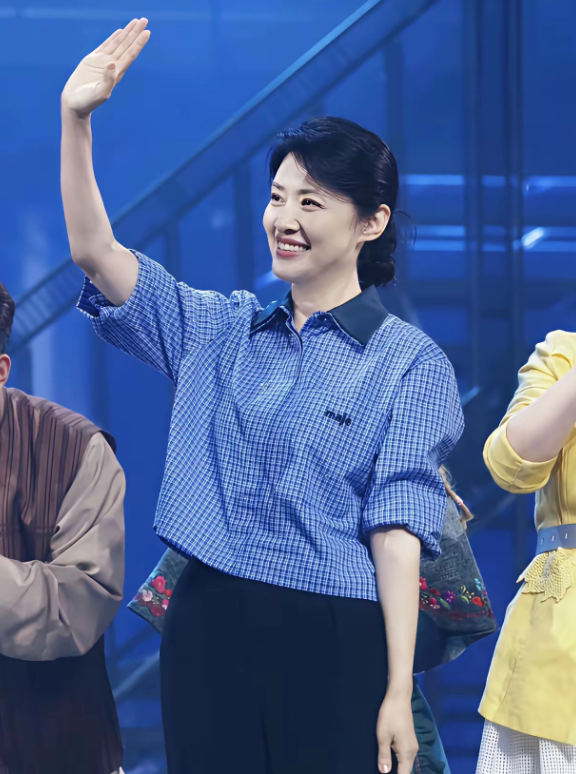 她现年58岁依然保持着优雅端庄的气质
无论出现在哪里，都透着积极向上的精神头
岁