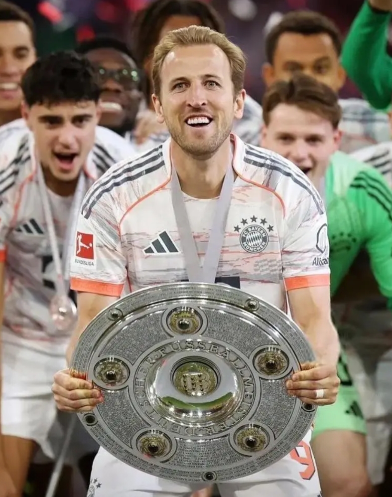 凯恩可以高呼：“我们是冠军！”这是凯恩的第三个冠军！第二个德甲冠军！
可以说凯恩