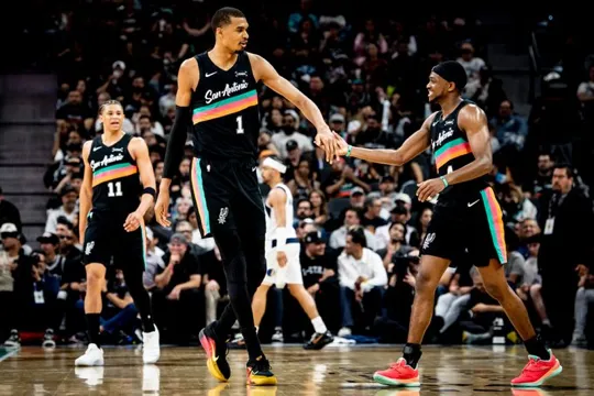 今日，马刺139-120战胜独行侠。

赛后文班亚马被问及是否会出战周日的比赛：