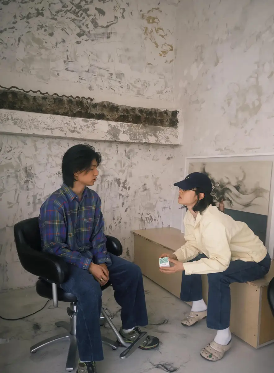 白百何带大儿子剪头发！18岁元宝意外撞脸张子枫