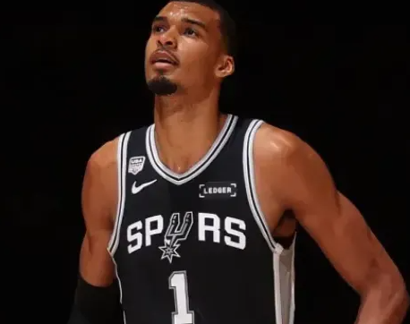 NBA总决赛第四场，尼克斯107-106战胜马刺
尼克斯下半场一度落后29分，最