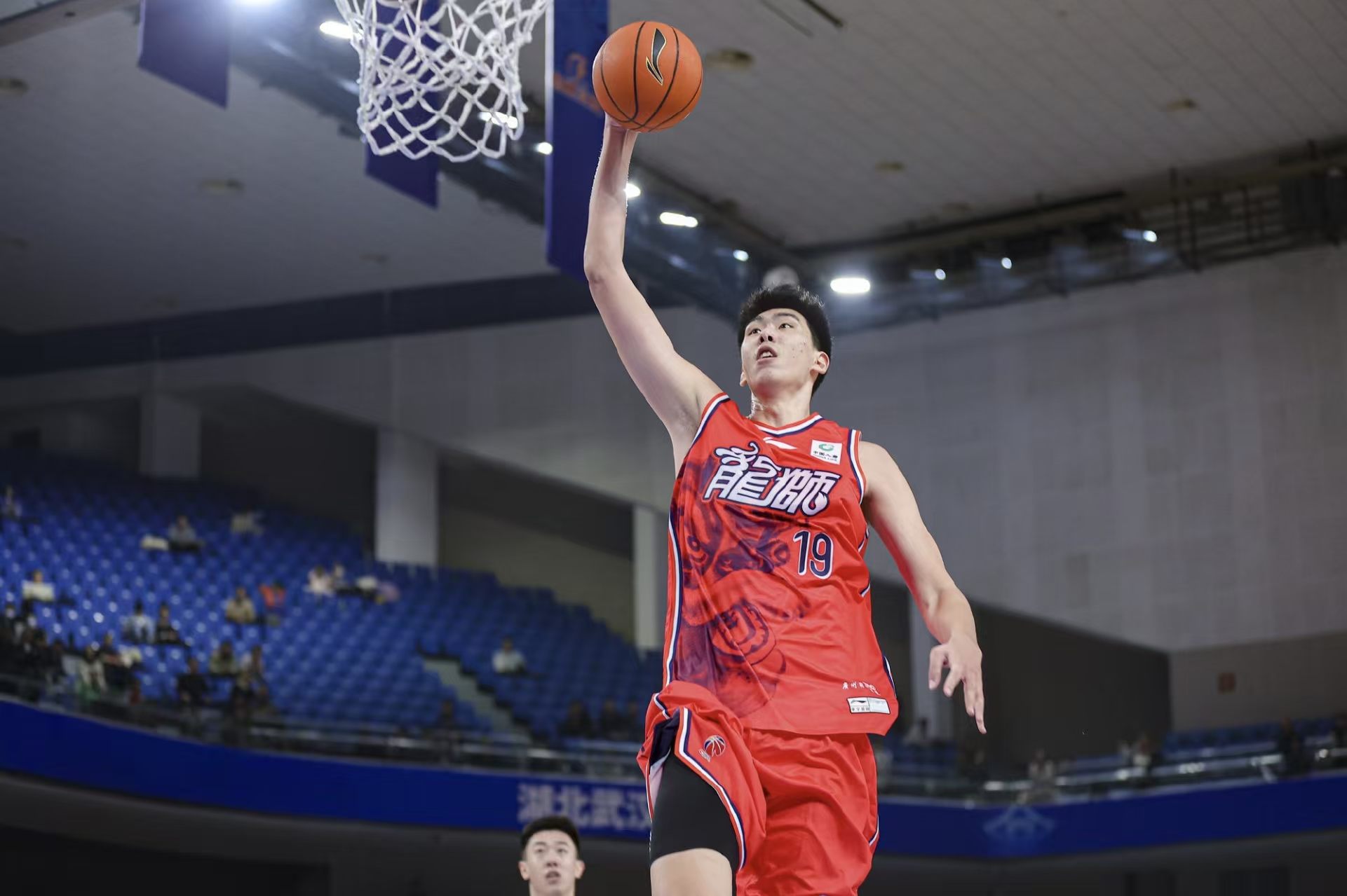 徐昕轻伤不下火线砍17+10+4，硬刚山东内线群，国家队练级效果明显