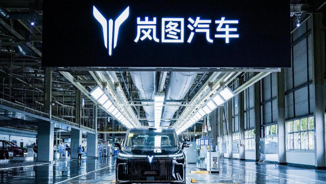 岚图梦想家冠军版30.99万上市 升级全新曜黑格栅