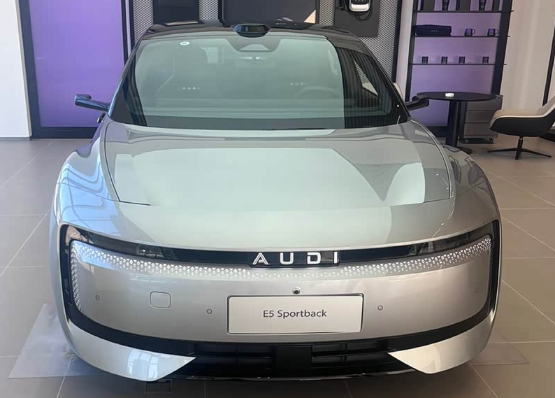 这台很不奥迪的奥迪E5有点意思
首先就是外形没了四环标，但是“灯厂”的基因还在。