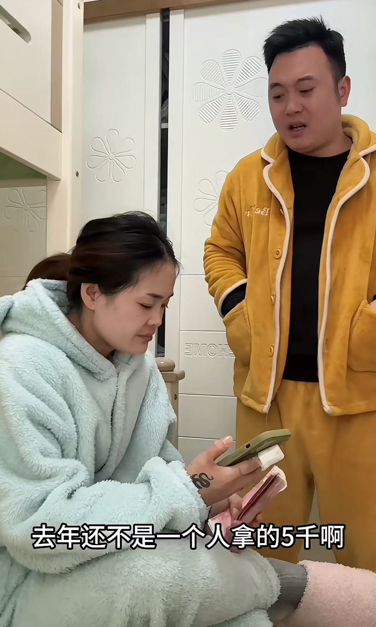 “这个段子太内涵了！”男子给老婆一万块钱，让她平分给双方母亲，结果老婆的操作让他